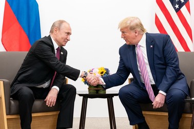 Vladimir Putin (stânga) și Donald Trump, în timpul unei întrevederei la Osaka, pe 14 iunie 2019 Foto: Hepta
