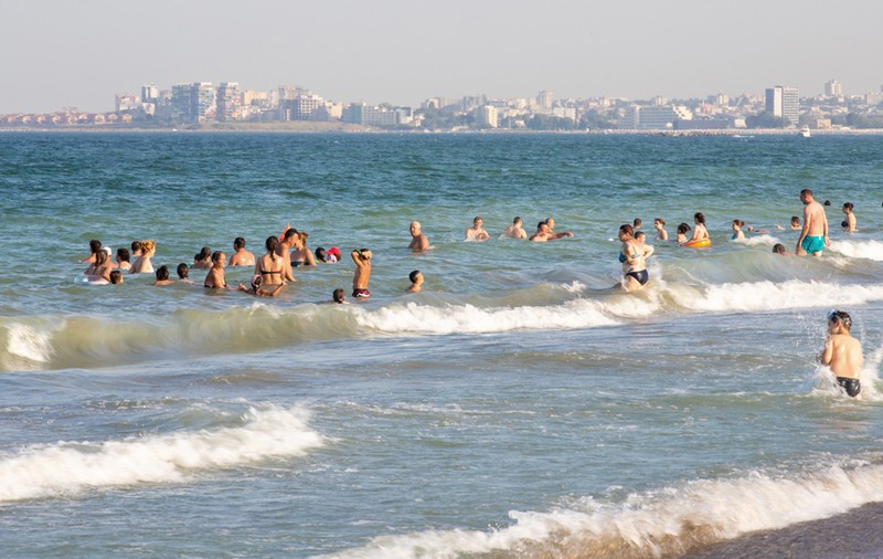 Cine sunt cele trei persoane care s-au înecat la Mamaia. O fată de 16 ani a fost resuscitată și se află la spital