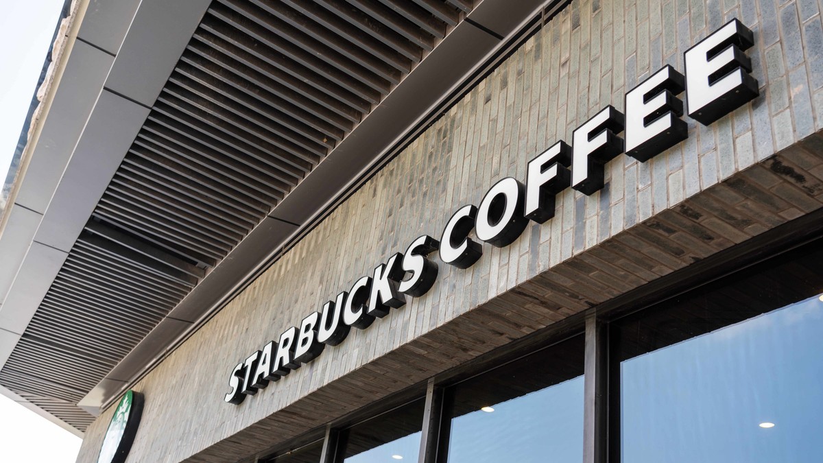 Frica de pandemie duce la scăderea burselor mondiale, după ce companiile aeriene și-au redus cursele, iar magazinele și cafenelele s-au închis. Starbucks