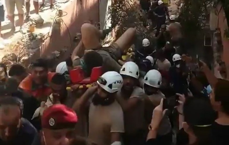 VIDEO | Un bărbat a fost scos în viață de sub dărâmături, la mai bine de 15 ore de la explozia din Beirut