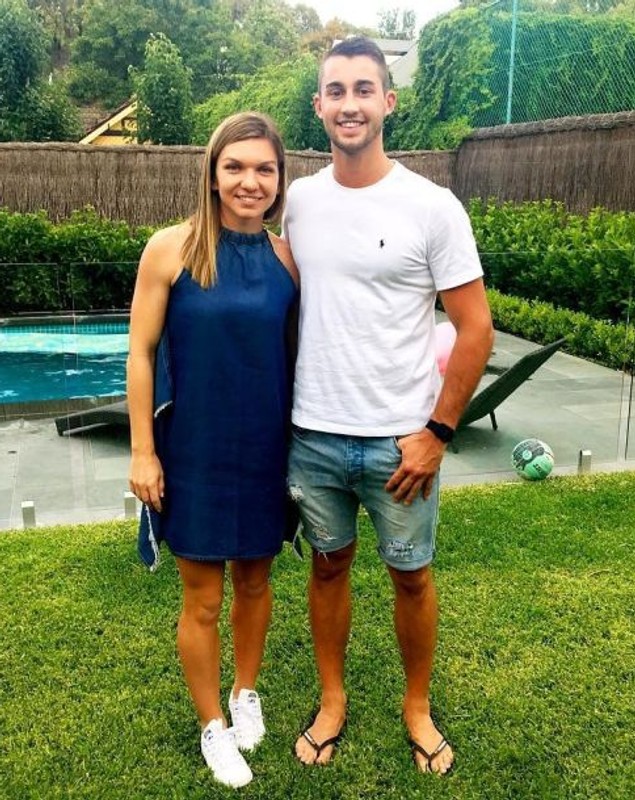 Simona Halep a fost mascotă de Crăciun în Australia! Toți membrii familiei antrenorului ei s-au pozat cu Simo!