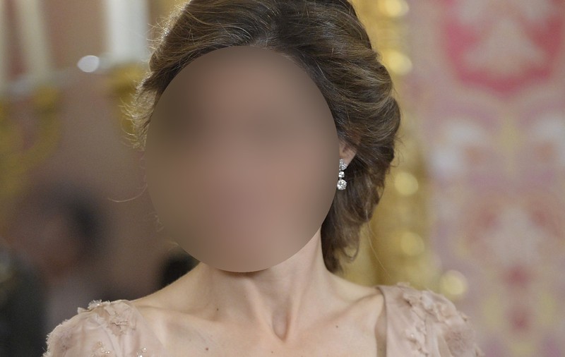O prinţesă într-o IPOSTAZĂ NEMAIVĂZUTĂ! Uite-o cum cântă de mama focului! | FOTO