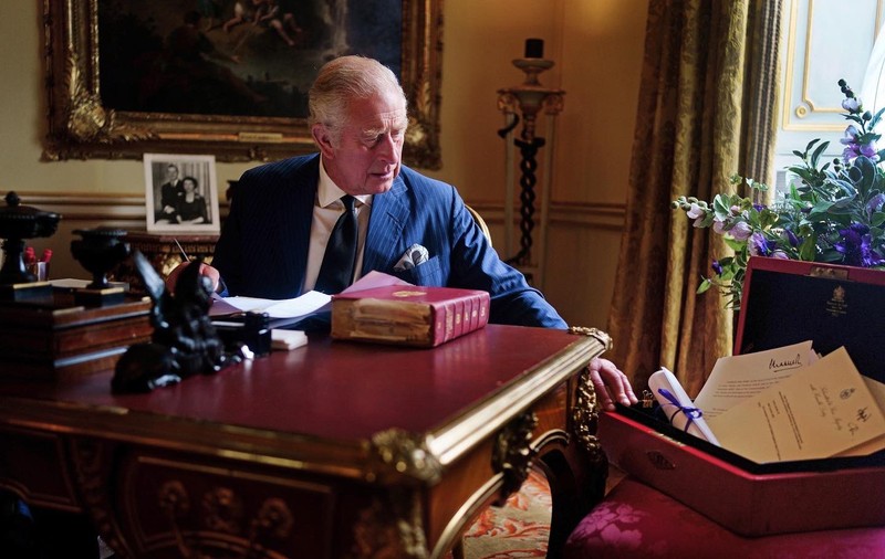 Regele Charles al III-lea, fotografiat alături de cutia roșie. Semnificația imaginii publicată de Palatul Buckingham