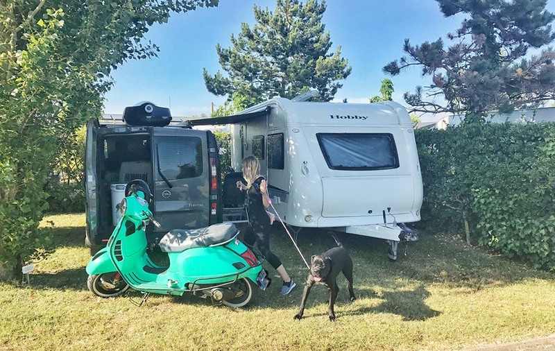 Vacanța cu rulota, “aroganța” hippy a vedetelor. Tot mai multe celebrități își fac concediul în “casa pe roți”