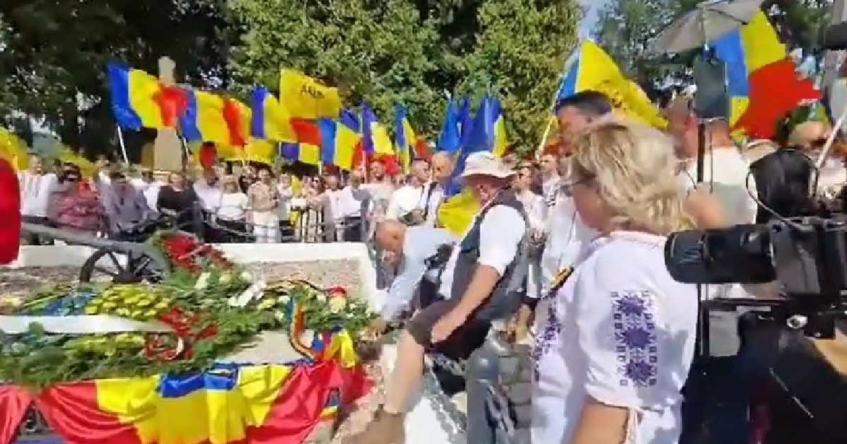 Un fotograf s-a urcat pe mormântul lui Avram Iancu ca să îi facă poze lui george Simion