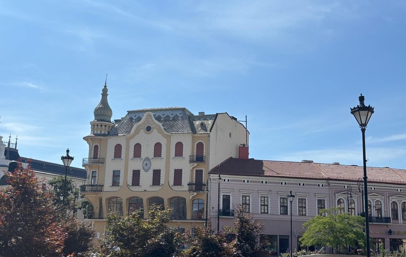 City break în Oradea lui Bolojan. Art Nouveau și intoleranță: „Cine cârtește în fața popimii? Cine are bani să iasă din casele frumoase și să stea la o friptură și o bere în centrul bine zugrăvit?”