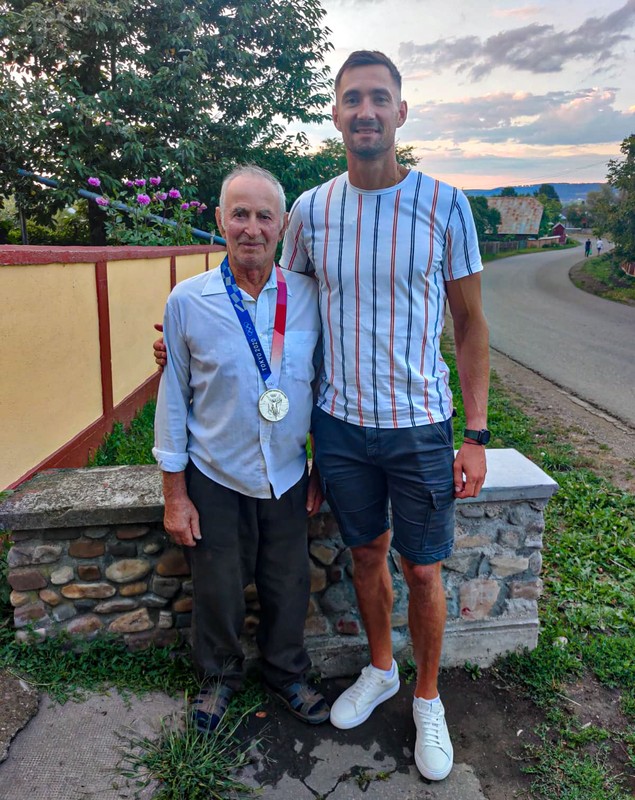 Canotorul Marius Cozmiuc i-a făcut cadou bunicului său medalia olimpică: „Moșu’ a ținut în mâini zeci de medalii”