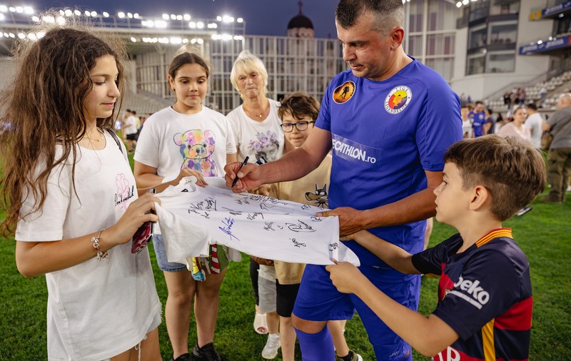 Fotbaliști și influenceri au jucat pentru Mario și Medeea, frații bolnavi de paraplegie spastică. La evenimentul caritabil, parte a campaniei Fundației Ringier, s-au strâns aproape 21.000 de euro