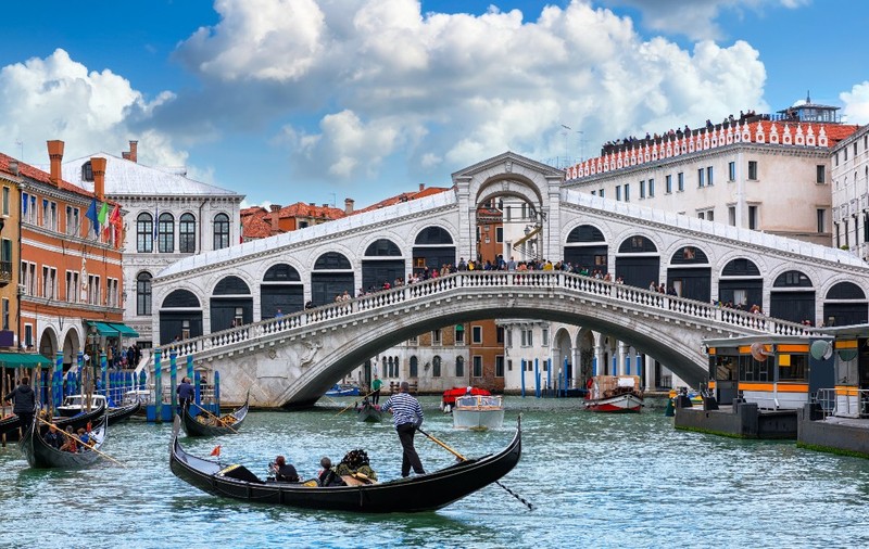 Veneția ar putea majora taxa de intrare pentru turiști la 30 de euro și extinde aplicarea acesteia pe o perioadă mai lungă din an. Sursă foto Shutterstock