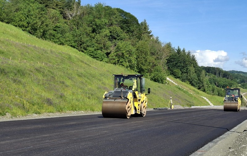 Secțiunea 4 a Autostrăzii Sibiu-Pitești a ajuns la 95%: Se așterne stratul asfaltic de uzură pe ultimii metri