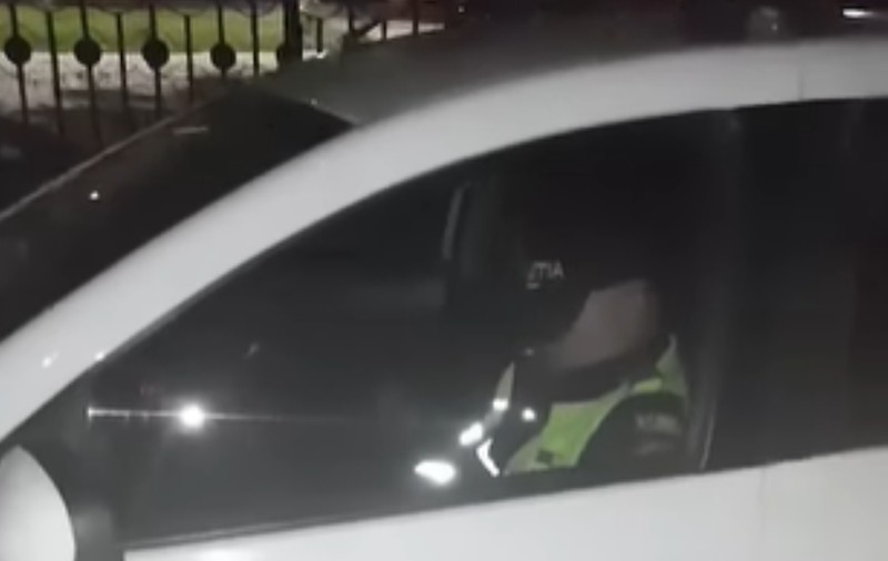 Un polițist și un jandarm din Vrancea au fost surprinși dormind în timpul serviciului | VIDEO