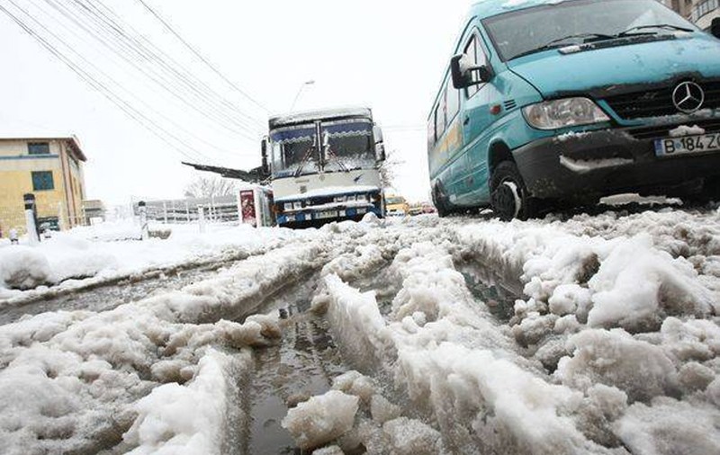 UN MICROBUZ CU 16 PERSOANE, ÎNZĂPEZIT ÎN VÂLCEA!