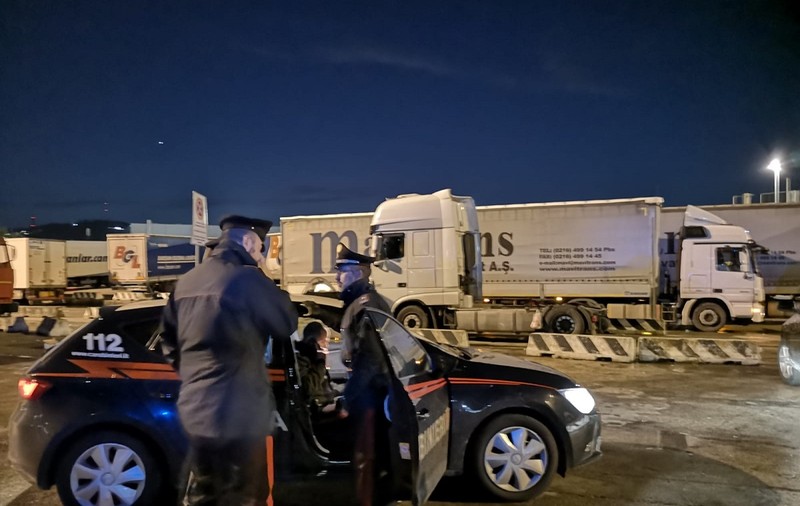 Un șofer român de TIR a trezit la 4 dimineața un coleg italian care dormea în cabină, ca să-l ia la bătaie, într-o parcare din Livorno
