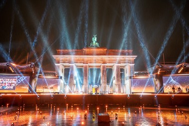 Prezentatorii spectacolului de Revelion de la Poarta Brandenburg, Andrea Kiewel și Johannes B. Kerner, în fața pieței care ar fi trebuit să fie plină de spectatori | Foto: Profimedia