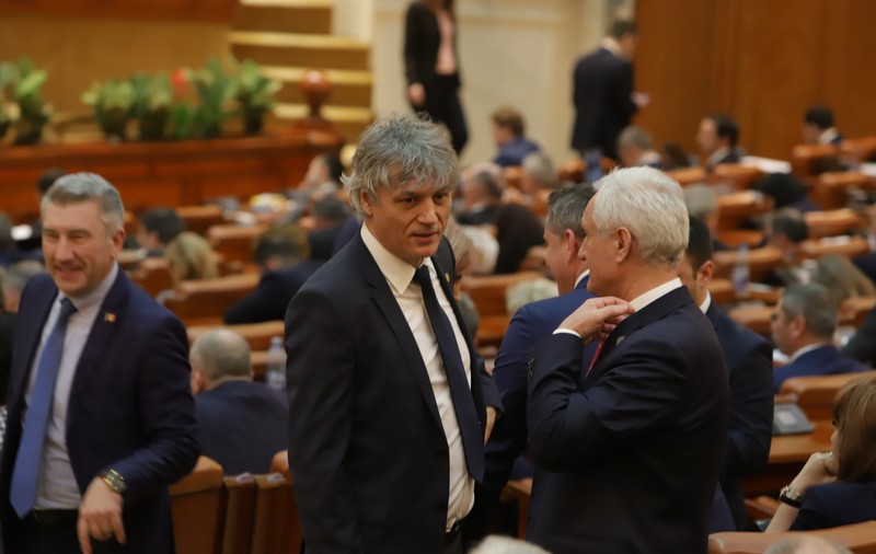 Parlamentarii, cu nervii la pământ, după 14 ore de dezbateri pe buget: "Nu îmi mai tăiaţi microfonul!", "Daţi un vot pentru iubire!", "Suntem ca în tabără, facem poze"