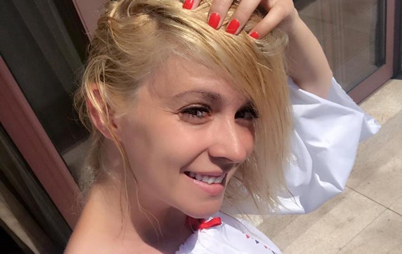 Diana Dumitrescu, în cea mai îndrăzneață rochie. Și-a lăsat un sân la vedere