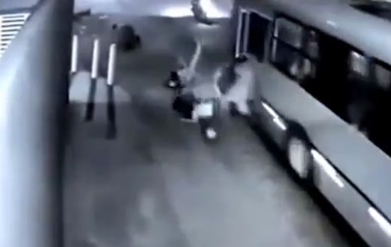 VIDEO | Momentul șocant în care pasagerii se aruncă dintr-un autobuz în mișcare pentru a scăpa de o gașcă de hoți înarmați
