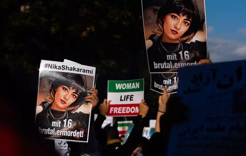 Sora fetei de 16 ani moarte după ce a fost bătută de poliția moralității din Iran, arestată pentru că nu purta vălul islamic