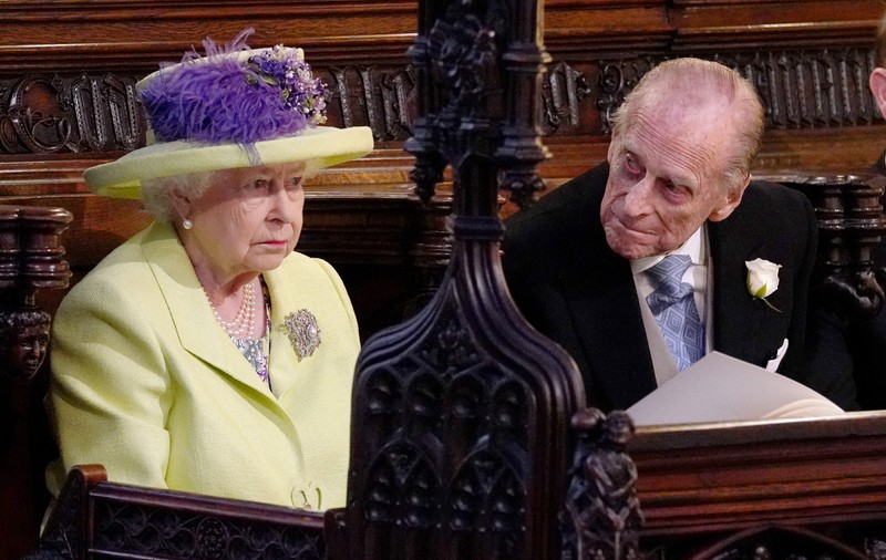 Regina Elisabeta a II-a și Prințul Philip nu participă la botezul Prințului Louis