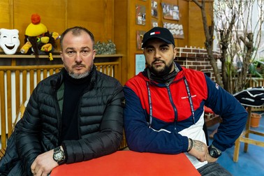 Bogdan și Giovani, imediat după ce au ieșit de pe scena improvizată în penitenciar