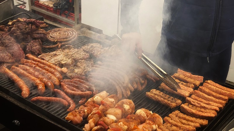 Porc, vită, oaie sau pui, nimic nu lipsește de pe grătare
