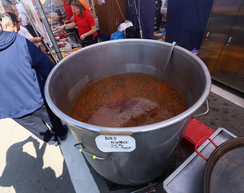 Secrete culinare de la Festivalul Borșului Lipovenesc din Jurilovca. Fără morcov, dar cu ardei și țicore de baltă: „Adevăratul gust îl dau oasele!” | FOTO REPORTAJ