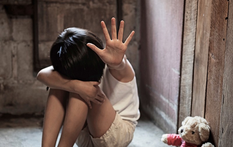 Doi adolescenți, trimiși în judecată, după ce au șantajat o minoră cu care au întreținut relații sexuale