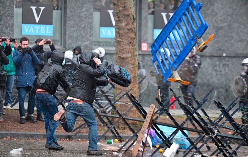 Proteste masive în Belgia față de reforma pensiilor. Greva a paralizat traficul aerian din țară