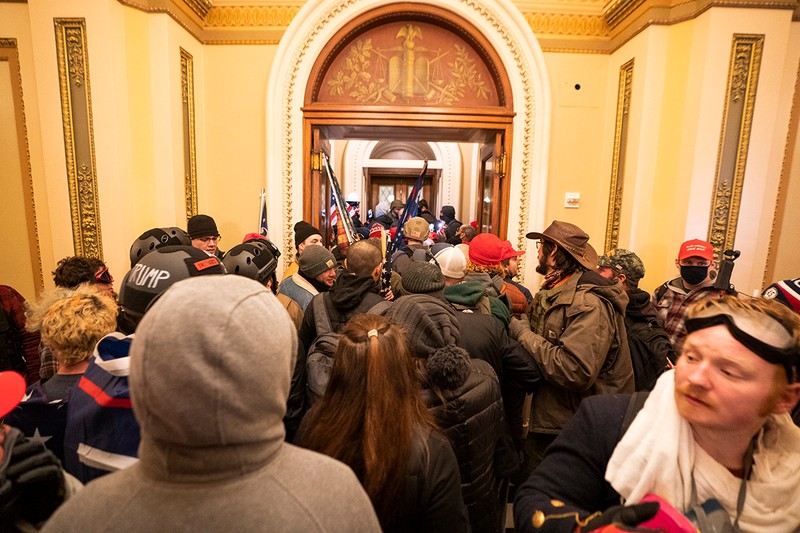 Susținătorii președintelui american Donald J. Trump în clădirea Capitoliului din Washington, DC, SUA, 6 ianuarie 2021. Foto EPA