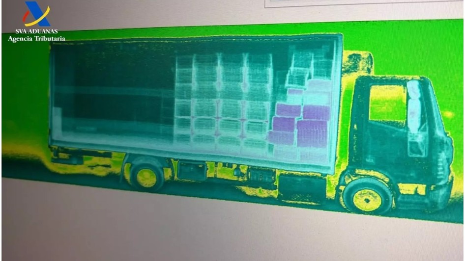 Scanare X-ray de control vamal realizată de Agenția Tributară din Spania (SVA Aduanas), ce arată interiorul compartimentului de marfă al unui camion încărcat cu mai mulți paleți și cutii.
