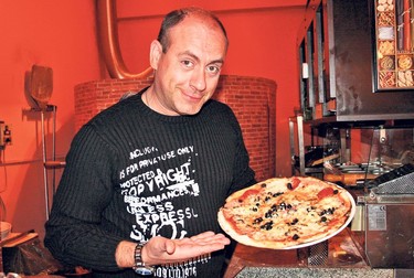 Americanu’ Emil Mitrache, pe vremea când câştiga şi din TV, şi din localul în care servea pizza. Azi nu mai e la fel de fericit şi nici la fel de bogat...