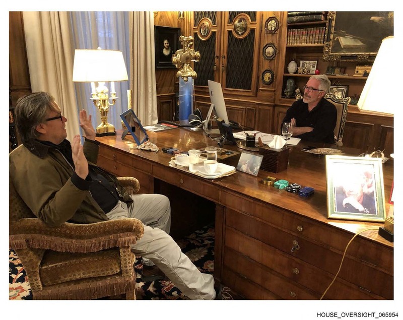 Steve Bannon (stânga), surprins în timp ce discută cu Jeffrey Epstein (dreapta) Foto: Profimedia