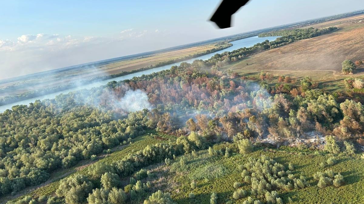 Un incendiu a izbucnit în Chilia Veche, Tulcea. Imagine cu fumul care se ridică la cer