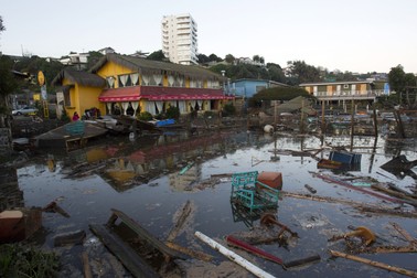 epa04935138 A general view of the damage caused by an earthquake reading magnitude 8.3 on the Richter scale, in Con Con, close to the town of Valparaiso, Chile, 17 September 2015. According to the Chilean Interior Minister, Jorge Burgos, 17 September the death toll from the quake that hit parts of Chile 16 September has risen to eight, while one person remains missing. The Government put the entire Chilean coast on high alert over tsunami fears leading to the evacuation of a million people. But though the sea advanced inland at several points, mainly in the region of Coquimbo, where authorities were waiting for daylight to assess the damage caused, as more than 500 people spent the night in shelters, the feared tsunamis have a syet not materialised. EPA/MARCELO HERNANDEZ **CHILE OUT**