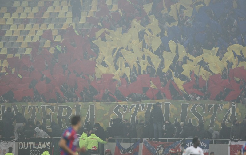GALERIE FOTO&VIDEO / Atmosferă incendiară la derby. Coregrafii spectaculoase ale celor două galerii