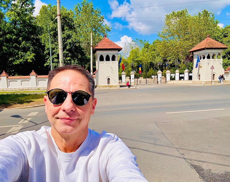 Imaginea postată de Dan Negru din fața Palatului Cotroceni. Mesajul transmis în ziua alegerilor