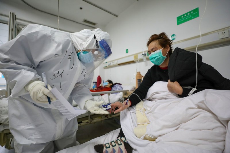 Medicii își riscă viața pentru a-i salva pe pacienții cu coronavirus în Wuhan. FOTO: EPA