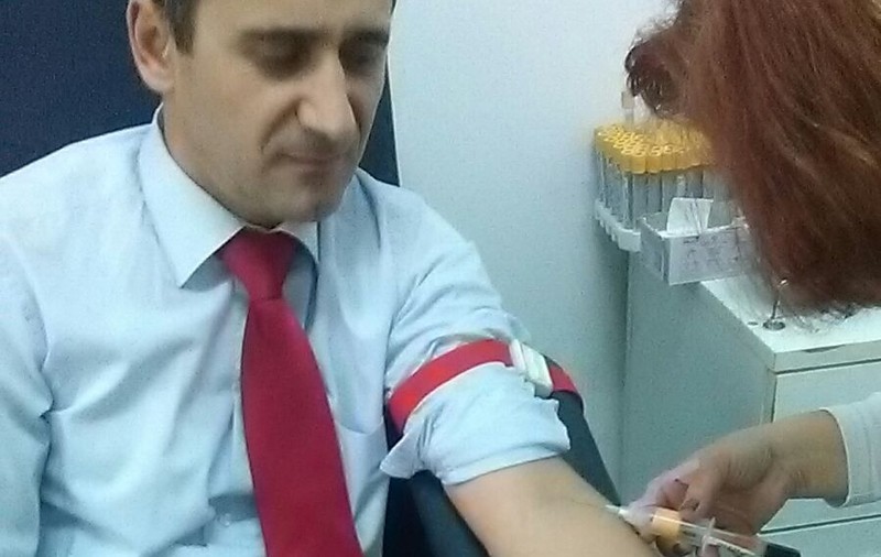 EXCLUSIV/Gabriel Fătu și Carmen Tanase adună ”picaturi de viață” în centru Capitalei. Donează sânge la teatru!