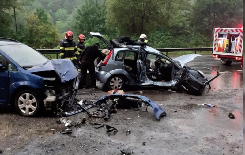 Accident grav în Cluj. O tânără a murit şi alte trei persoane au ajuns la spital după ce două mașini s-au ciocnit