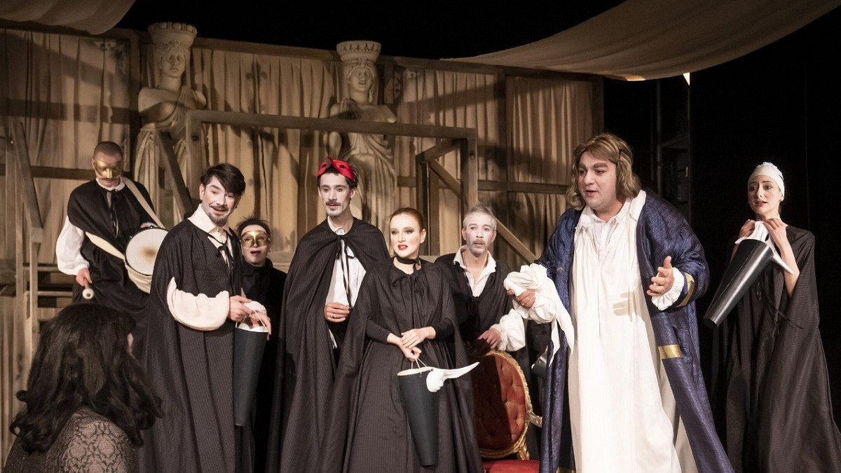 Actori pe o scenă de teatru