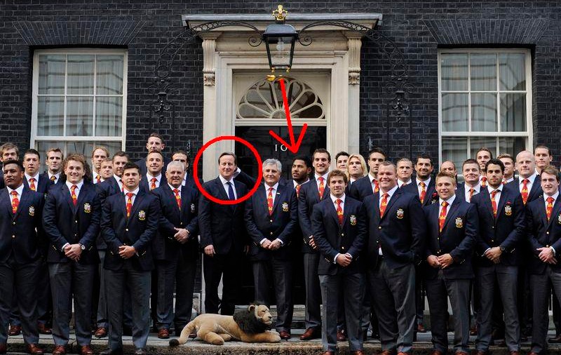 Ce TUPEU! Un jucător de rugby i-a pus "coarne" într-o poză premierului David Cameron