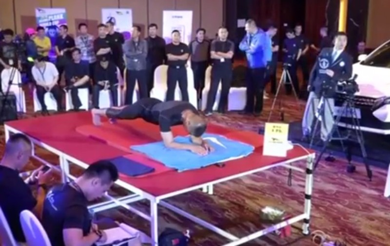 Record incredibil! Un polițist chinez a stat timp de opt ore în plank