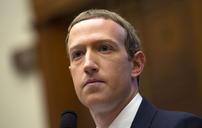 Mark Zuckerberg s-a lăsat tuns de soția lui. Priscilla Chan a încercat să reproducă tunsoarea care l-a făcut celebru
