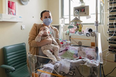 După aproape jumătate de an, micuța Karina este foarte aproape să plece acasă, vindecată miraculos. Mama ei, Mădălina, nu s-a dezlipit nici o clipă de fetița ei în vârstă de șase luni