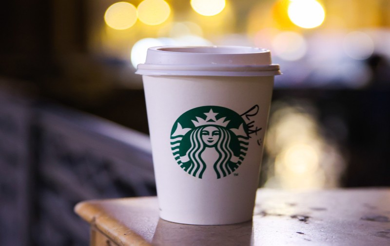 Un livrator ars de cafeaua fierbinte de la Starbucks a primit o despăgubire imensă și a devenit multimilionar