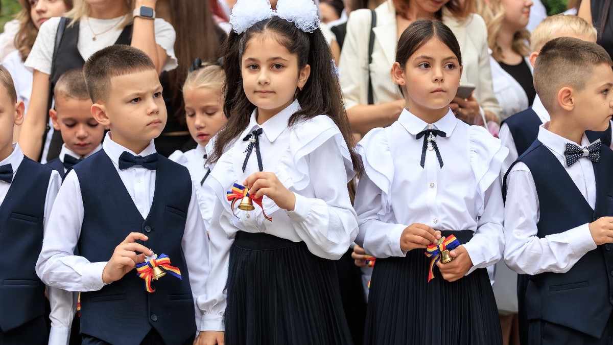 Copii în uniforme școlare la un eveniment în aer liber. 2 septembrie 2024, Bălți, Moldova.