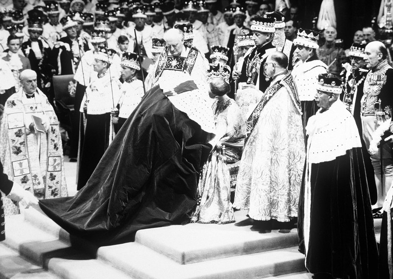Sărutul dat de prințul Philip reginei Elisabeta, la finalul ceremoniei de încoronare | Foto: Hepta