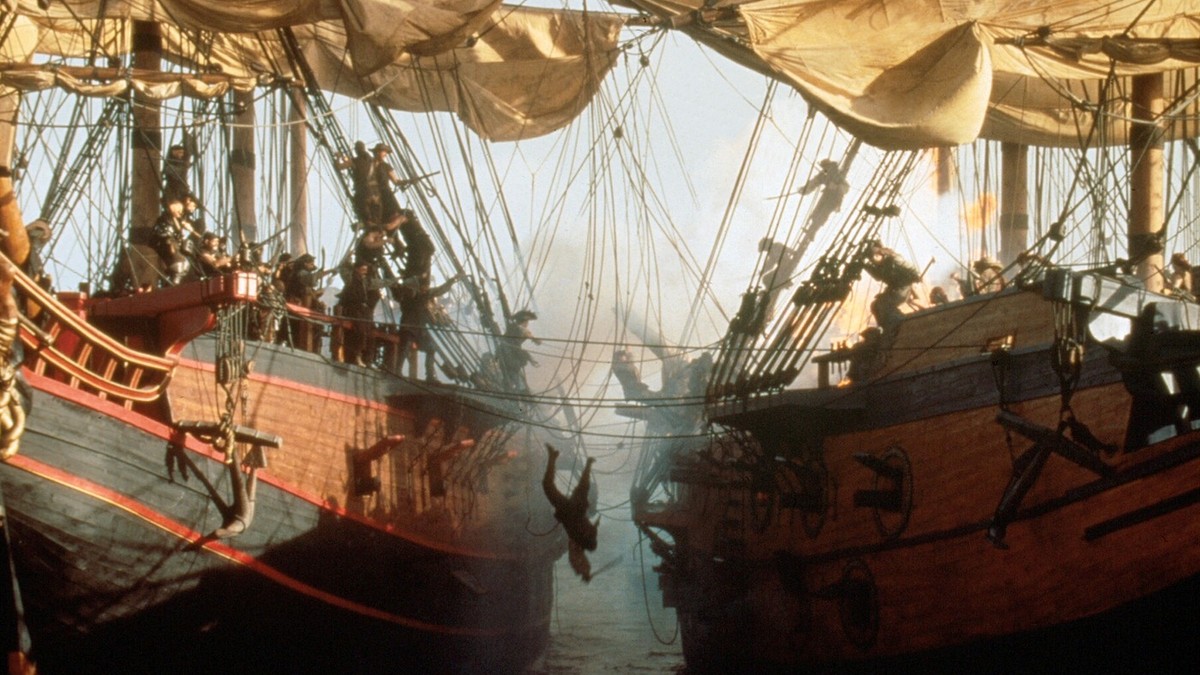 Scena din filmul Cutthroat Island. Doua corabii s-au abordat si se lupta