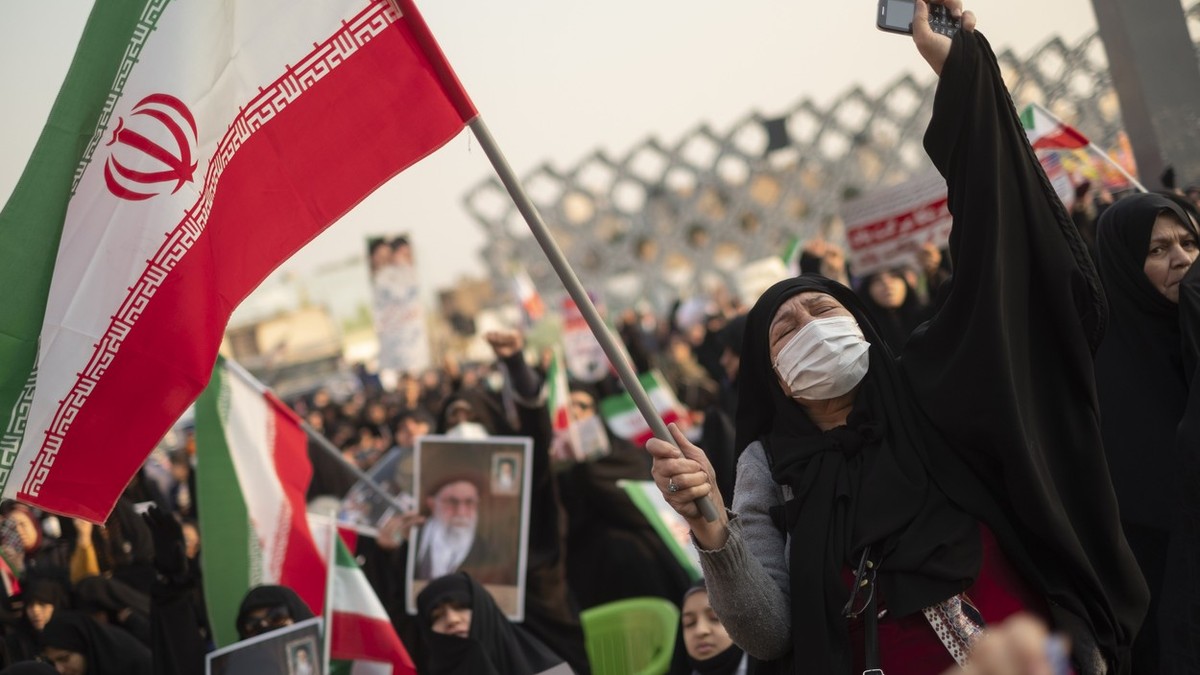 Miting de protest pro-guvernamental organizat în sprijinul liderului suprem al Iranului, ayatollahul Ali Khamenei, și în opoziție față de recentele tulburări care au urmat morții lui Mahsa Amini, o iraniană-kurdă în vârstă de 21 de ani. Foto: Profimedia