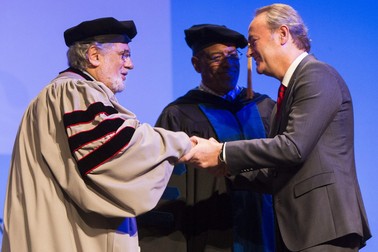 Placido Domingo (stânga) e Doctor Honoris Causa la Berklee din 2014.